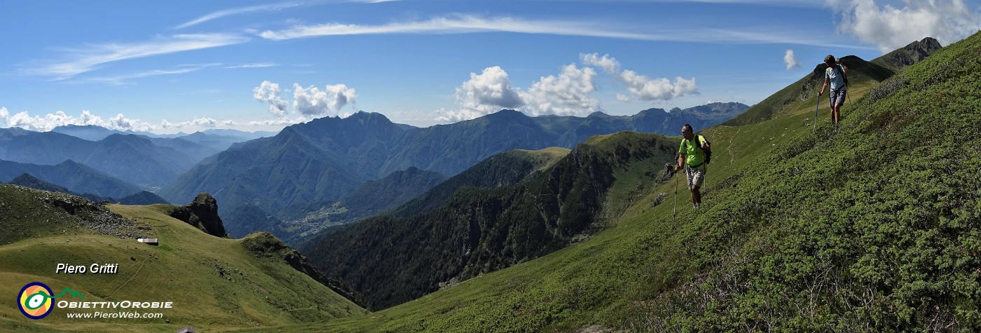 56 In ripida discesa a vista dalla cima del Mincucco (2001 m) al torrione in basso con la croce  (1832 m).jpg